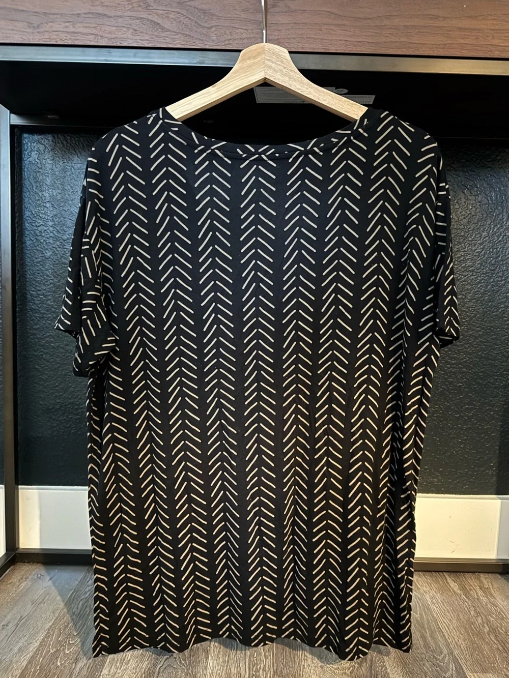 Kyte Baby Women’s Relaxed Fit V-Neck in Houndstooth